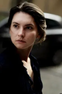 Romina Küper como: Holly Clark