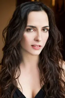 Marisa Román como: Veronica Rojas