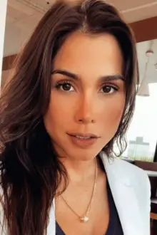 Gabriela Mezone como: María