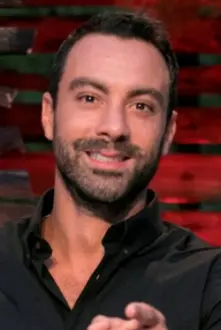 Sakis Tanimanidis como: Σάκης Τανιμανίδης - Host