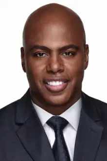 Kevin Frazier como: 