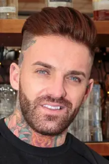 Aaron Chalmers como: 