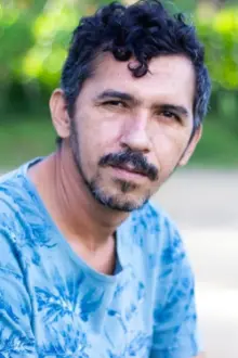 Rubens Santos como: Bactéria