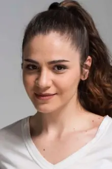 Irmak Örnek como: Ebru Karaduman