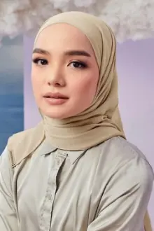 Qasrina Karim como: Siti Siakap