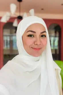 Nad Zainal como: Lia