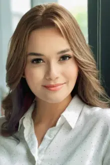 Yasmien Kurdi como: Laila (segment "Poso")