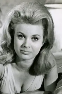 Marilyn Devin como: Peggy Sanford