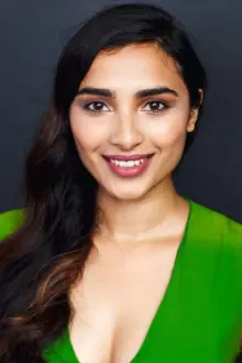 Anya Banerjee como: Dr. Sonya Maitra