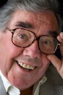 Ronnie Corbett como: Ronnie