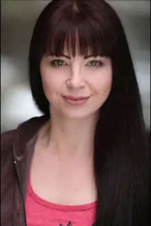 Sarah Buehler como: Janet Kirk