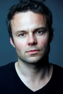 Jamie Glover como: Owen Leath