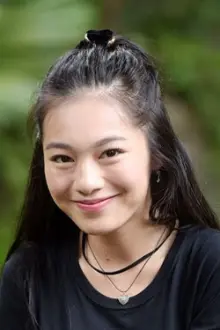 Claudy Putri como: Angeline