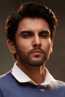 Ishaan Dhawan como: Dr. Dhruv Saxena