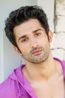 Sidhant Gupta como: Dev Arora