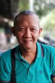 Tatang Gepeng como: Dennis