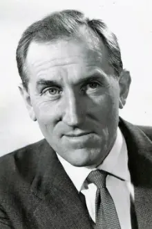 Bernard Archard como: Sir Basil Grinling