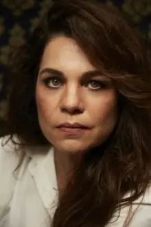 Isabel Teixeira como: Violeta Castilho