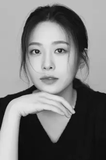 Yi Seo como: Radio Announcer