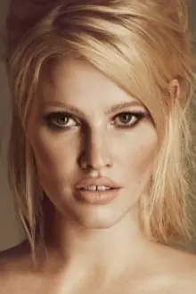 Lara Stone como: Woman