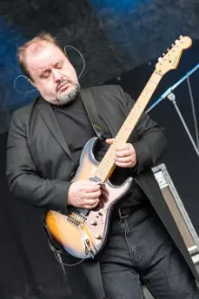 Steve Rothery como: 