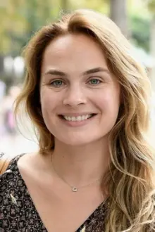 Mélanie Maudran como: Julie Bertin