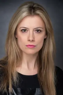 Charlotte Mounter como: Callaghan (grey leader)