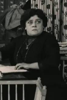 Marie Dorly como: Marie, the maid