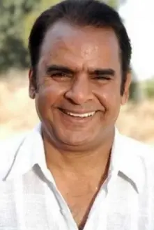 Ravi Jhankal como: Dr. Bhagat