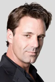 Todd Tucker como: Dr. Van Helsing