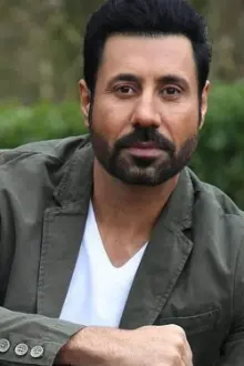 Binnu Dhillon como: Taaji