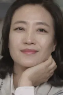 Lee Eun-ju como: Dong Hee's mother