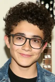 Nicolas Bechtel como: Lewie Diaz