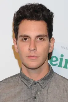 Gabe Saporta como: Victoria (voice)