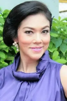 Krongthong Rachatawan como: Grandmother Sumetta