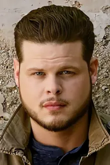 Derrick Levasseur como: 