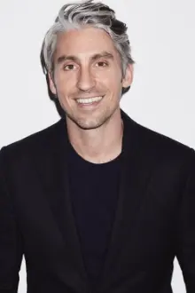 George Lamb como: Host