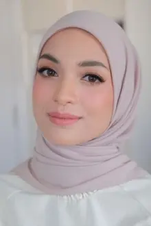 Amyra Rosli como: 