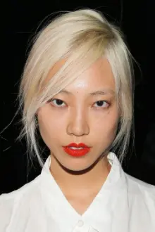 Soo Joo Park como: Self - Host