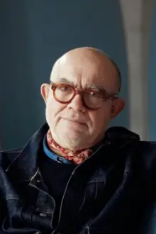 Christian Lacroix como: Self - Fashion Designer