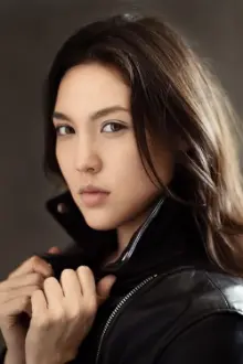 Courtney Chen como: Aphra