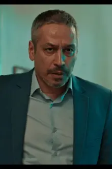 Reza Emami como: Officer (Segment "Parasomnia")