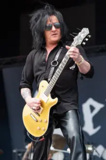 Steve Stevens como: Guitar