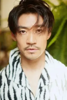 Li Donghe como: Roger