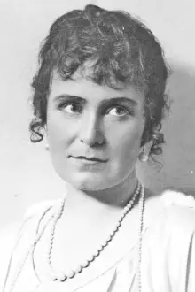 Edith Erastoff como: Halla the Widow