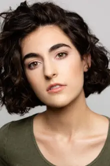 Alexis Safoyan como: Beatrice Derrick