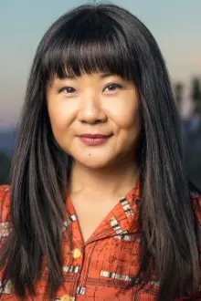 Jenny Yang como: Sarah