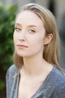 Lily Loveless como: Hannah