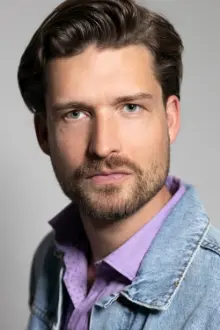 Fabian Schiffkorn como: Georg Heindl