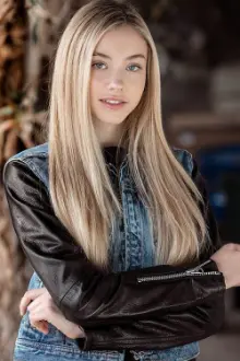 Jessica Treska como: Olivia